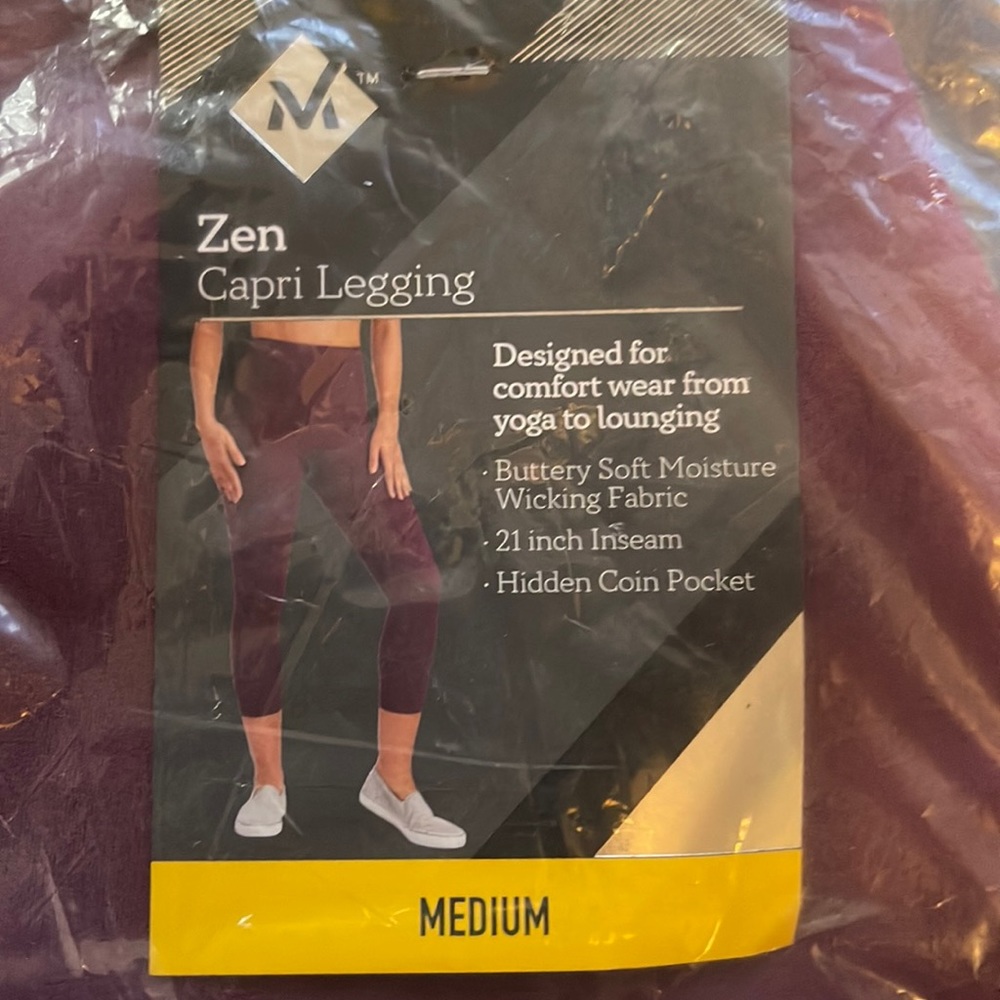 Capri leggings. NEW.